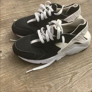 Girls black and white huaraches